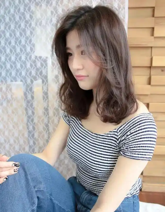 短发造型技巧_中年妇女齐肩短发型_女明星齐肩卷发